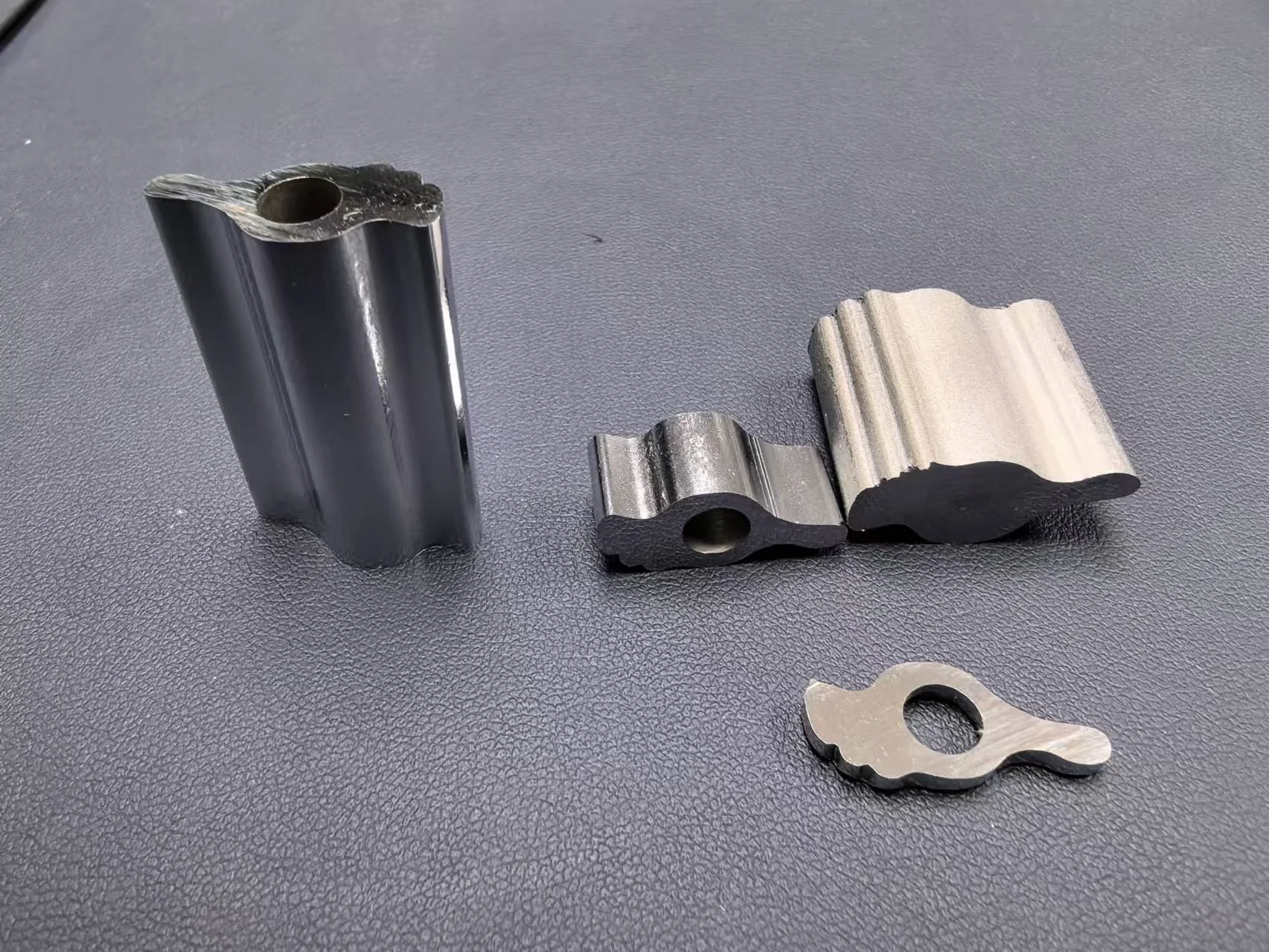 Sviluppo di materiali e utensili per componenti profilati stampati a freddoFoto reali del progetto