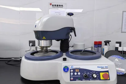 Macchina per la preparazione e la lucidatura metallografica