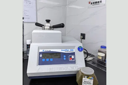 Macchina per l’impregnazione metallografica