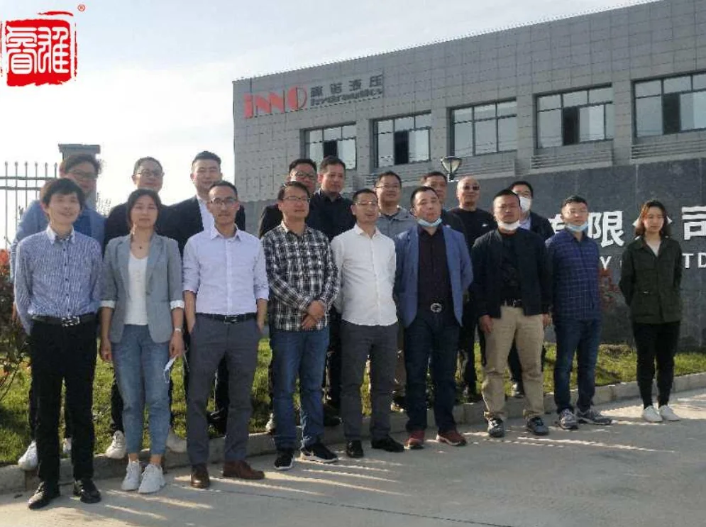 Foto di gruppo durante la visita reciproca in fabbrica 2