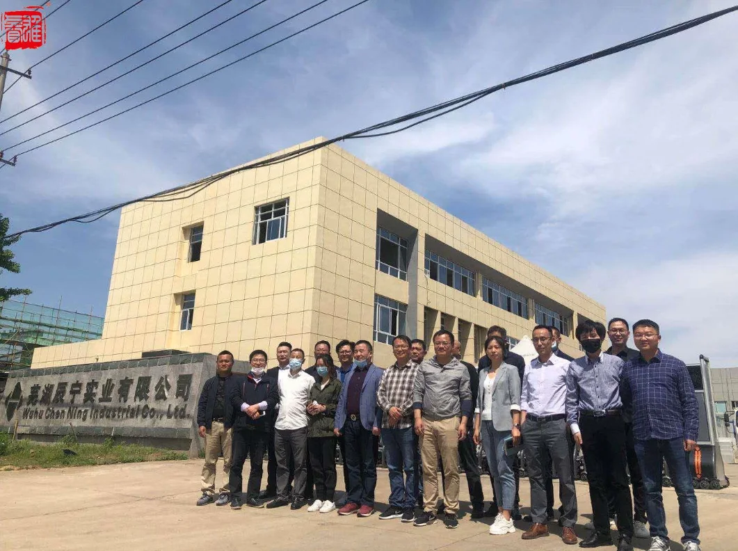 Foto di gruppo durante la visita reciproca in fabbrica 1